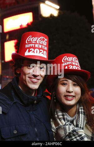 Tokyo, Japon. 31 Dec, 2019. Les gens célèbrent la nouvelle année 2020 au croisement de Shibuya à Tokyo. Chaque année, des milliers de personnes viennent à Shibuya célèbre dans le monde entier et iconique intersection d'attendre et de célébrer la nouvelle année à venir. Cette année, les autorités locales ont interdit de boire de l'alcool au cours de la célébration dans les rues de Shibuya pour éviter les problèmes de vandalisme. Credit : Rodrigo Reyes Marin/ZUMA/Alamy Fil Live News Banque D'Images