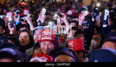 Tokyo, Japon. 31 Dec, 2019. Celeblate personnes pendant l'événement pour 2020 compte à rebours du Nouvel an à la rue commerçante du quartier de Shibuya à Tokyo, Japon, le mardi 31 décembre 2019. Photo par Keizo Mori/UPI UPI : Crédit/Alamy Live News Banque D'Images