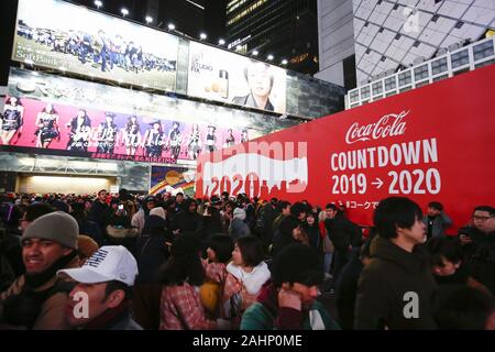 Tokyo, Japon. 31 Dec, 2019. Les gens célèbrent la nouvelle année 2020 au croisement de Shibuya à Tokyo. Chaque année, des milliers de personnes viennent à Shibuya célèbre dans le monde entier et iconique intersection d'attendre et de célébrer la nouvelle année à venir. Cette année, les autorités locales ont interdit de boire de l'alcool au cours de la célébration dans les rues de Shibuya pour éviter les problèmes de vandalisme. Credit : Rodrigo Reyes Marin/ZUMA/Alamy Fil Live News Banque D'Images