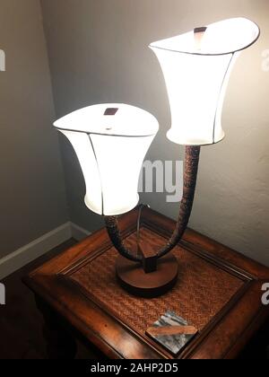 Rare lampe de table avec 2 lampes et abat-jour situé sur une table Banque D'Images