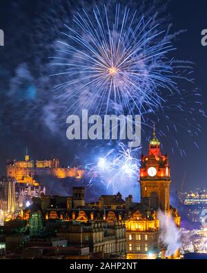 Edinburgh, Ecosse, Royaume-Uni. 31 Dec 2019. D'artifice au-dessus du château d'Édimbourg au début d'Édimbourg célèbre Hogmanay partie Banque D'Images