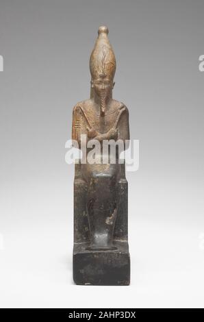 Egypte antique. Statuette d'Osiris. 664-525 av. J.-C.-B. L'Égypte. Stéatite finement sculpté cette figure du dieu Osiris fidèlement la déité mummiform assis sur un trône tenant une crosse et le fléau, qui sont des symboles de sa capacité d'état et de fournir. Banque D'Images