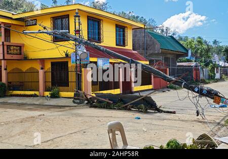 Ville Buruanga, Province d'Aklan, Philippines - 29 décembre 2019 : Typhoon Ursula laissant de nombreuses provinces sans électricité pendant des semaines à venir Banque D'Images