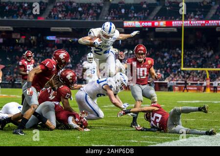 L'US Air Force Academy football player Kadin Remsberg en action pendant la Cheez-It Bowl Championship match contre Washington State University à Chase Field, 27 décembre 2019 à Phoenix, Arizona. Air Force a défait l'État de Washington 31-21 pour terminer leur saison avec un dossier de 11-2 et une strie de victoire de jeu huit faisant la troisième meilleure saison dans l'histoire du programme. Banque D'Images