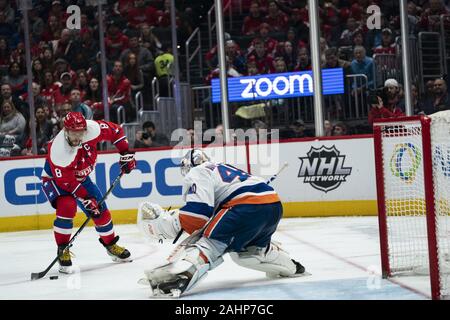 Les Capitals de Washington Alex Ovechkin l'aile gauche (8) tire sur le gardien Islanders de New York, Semyon Varlamov (40) au cours de la deuxième période à Capital One Arena à Washington, D.C. le Mardi, Décembre 31, 2019. Les Capitals de Washington terminer la décennie que l'équipe winningest dans la LNH avec 465 victoires depuis 2010. Photo par Alex Edelman/UPI Banque D'Images