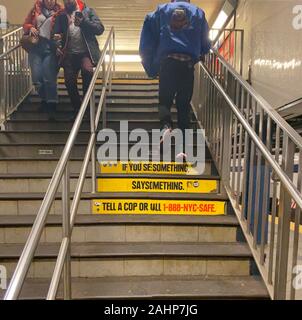 "Si vous voyez quelque chose, dites quelque chose,' un slogan familier dans le métro et autour de New York depuis les attentats terroristes grève dans la ville de New York. Banque D'Images