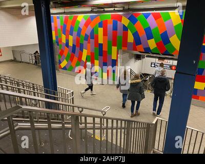 Photo murale colorée à la station de métro Columbus Circle au coin sud-est de Central Park à New York. Banque D'Images