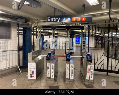 Nouveau tourniquet lecteurs dans la station de métro Columbus Circle. OMNY est le MTA nouveau tarif système de paiement. Avec OMNY, vous pouvez utiliser votre propre carte sans contact ou smart device pour faire des paiements tarif et entrer dans le système. OMNY combinera les paiements et tarifs billetterie mobile dans l'ensemble des métros, bus et trains de banlieue. Banque D'Images