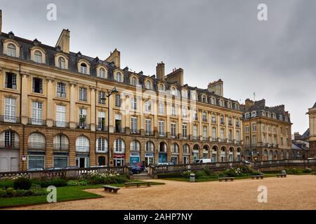 Droit des immeubles adjacents au Parlement de Bretagne à Rennes, France. Rennes est la capitale de la Bretagne et une destination touristique populaire. Banque D'Images