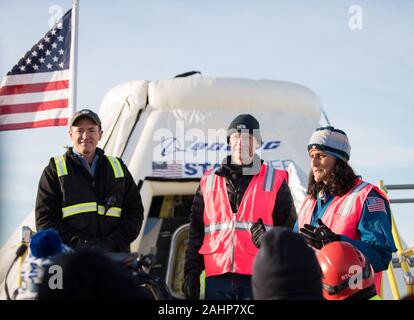 L'astronaute de la NASA, Suni Williams, droite, noms le Boeing CST-100 sonde Starliner, Calypso, après avoir débarqué à la suite d'une capsule sans pilote vol orbital abrégée Test à White Sands Missile Range, 22 décembre 2019 à White Sands, au Nouveau Mexique. Le Starliner Boeing n'a pas d'engins spatiaux avec dock la Station spatiale internationale en raison d'une défaillance de l'horloge interne et est retourné au début de la Terre. Banque D'Images