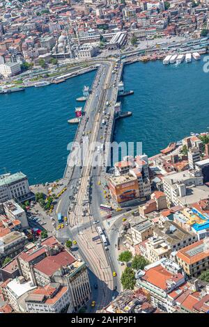 Istanbul, Turquie - 9 juin, 2013 ; paysage d'Istanbul à partir d'hélicoptères. Vue du pont de Galata à partir d'hélicoptères. La prise de vue depuis l'hélicoptère. Banque D'Images