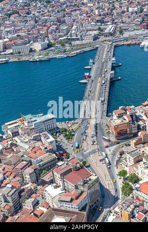 Istanbul, Turquie - 9 juin, 2013 ; paysage d'Istanbul à partir d'hélicoptères. Vue du pont de Galata à partir d'hélicoptères. La prise de vue depuis l'hélicoptère. Banque D'Images