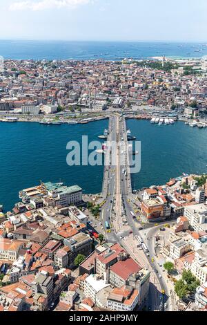 Istanbul, Turquie - 9 juin, 2013 ; paysage d'Istanbul à partir d'hélicoptères. Vue du pont de Galata à partir d'hélicoptères. La prise de vue depuis l'hélicoptère. Banque D'Images