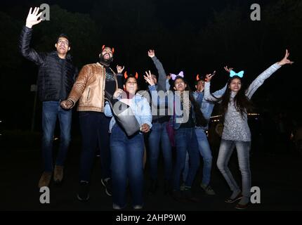 New Delhi, Inde. 31 Dec, 2019. Les gens célèbrent Bonne année à Connaught place à New Delhi (Photo par Shrikant Singh/Pacific Press) Credit : Pacific Press Agency/Alamy Live News Banque D'Images