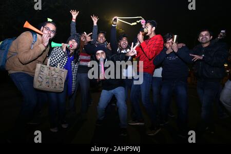New Delhi, Inde. 31 Dec, 2019. Les gens célèbrent Bonne année à Connaught place à New Delhi (Photo par Shrikant Singh/Pacific Press) Credit : Pacific Press Agency/Alamy Live News Banque D'Images
