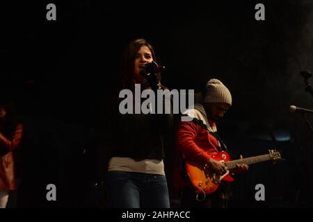 Quetta, Pakistan. 31 Dec, 2019. QUETTA, PAKISTAN. Jan 01-2020 : célèbre chanteur pakistanais afshan fawad interprétant la chanson pendant Nouvel An fête spectacle musical au parc Askari. Organisé par grande communication. (Photo de Din Muhammad/Watanpaal Pacific Press) Credit : Pacific Press Agency/Alamy Live News Banque D'Images