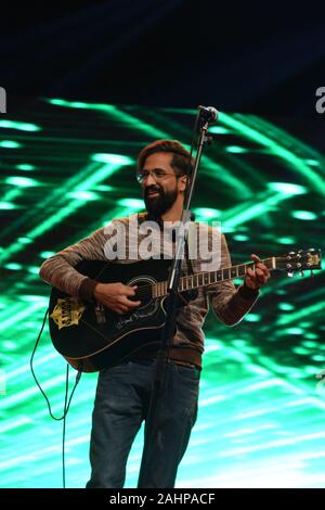 Quetta, Pakistan. 31 Dec, 2019. QUETTA, PAKISTAN. Jan 01-2020 : guitariste syed Hassan Shah sur la chanson pendant Nouvel An fête spectacle musical au parc Askari. Organisé par grande communication. (Photo de Din Muhammad/Watanpaal Pacific Press) Credit : Pacific Press Agency/Alamy Live News Banque D'Images