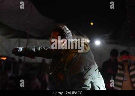 Quetta, Pakistan. 31 Dec, 2019. QUETTA, PAKISTAN. Jan 01-2020 : célèbre chanteur pakistanais Asim Azhar interprétant la chanson pendant Nouvel An fête spectacle musical au parc Askari. Organisé par grande communication. (Photo de Din Muhammad/Watanpaal Pacific Press) Credit : Pacific Press Agency/Alamy Live News Banque D'Images