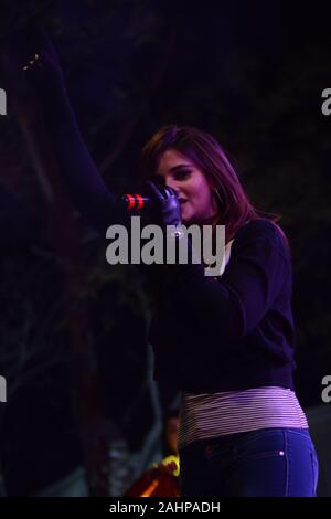 Quetta, Pakistan. 31 Dec, 2019. QUETTA, PAKISTAN. Jan 01-2020 : célèbre chanteur pakistanais afshan fawad interprétant la chanson pendant Nouvel An fête spectacle musical au parc Askari. Organisé par grande communication. (Photo de Din Muhammad/Watanpaal Pacific Press) Credit : Pacific Press Agency/Alamy Live News Banque D'Images