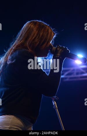 Quetta, Pakistan. 31 Dec, 2019. QUETTA, PAKISTAN. Jan 01-2020 : célèbre chanteur pakistanais afshan fawad interprétant la chanson pendant Nouvel An fête spectacle musical au parc Askari. Organisé par grande communication. (Photo de Din Muhammad/Watanpaal Pacific Press) Credit : Pacific Press Agency/Alamy Live News Banque D'Images