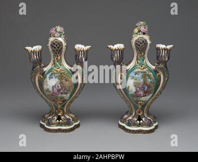 La fabrication nationale de Sèvres (fabricant). Paire de vases (pots pourris à Bobèches). 1754-1764. Sèvres. Pâte molle, porcelaine, émaux polychromes et dorure ces navires multi-fonctionnelle a été les deux chandeliers et prix désodorisants. Pot-pourri ou brûler des pastilles ont été insérés au pied de chaque vase, et le parfum a été diffusé par les piercing complexes sur les côtés et la projection bulblike entre les bougies. L'odeur qui en résulte a créé l'illusion que le fleurs en porcelaine sur les vases étaient en vie. Banque D'Images