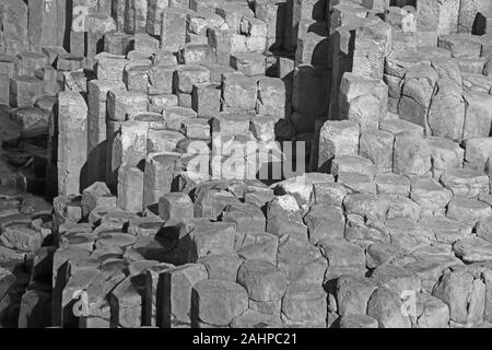 Close-up de colonnes de basalte qui composent le Giant's Causeway en noir et blanc, comté d'Antrim, en Irlande du Nord, Royaume-Uni. Banque D'Images