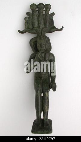 Egypte antique. Statuette de l'Horus Dieu comme un enfant (Harpokrates). 700 av. J.-C.-B. 1. L'Égypte. L'enfant Bronze dieu Horus a été adoré comme le héros-à-être qui serait le meurtre de venger son père. Horus symbolise également la vie éternelle par son rôle comme le soleil, la lutte contre le mal dans la nuit à se lever chaque matin triomphant. La forme grecque de l'Égyptien "Horus l'enfant" est "Harpokrates." La jeunesse de Dieu est indiqué par son côté mèche de cheveux et son doigt sur sa bouche. Les Grecs et plus tard les Romains se prosterna devant lui avec ses parents dans le cadre d'un intérêt croissant pour les cultes de mystère promettant un vrai et re Banque D'Images