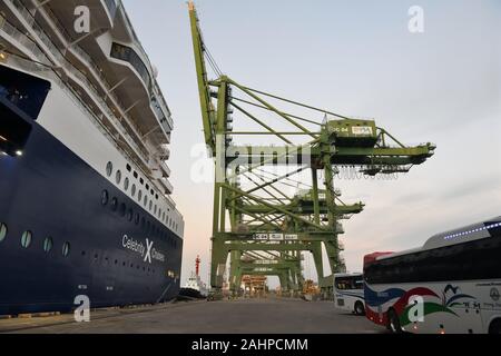 Le bateau de croisière Celebrity Millennium dans le dock à Tan Cang-Cai Mep Terminal Conteneurs de Phu My, Vietnam Banque D'Images