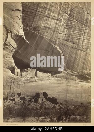 Timothy O'Sullivan. Les ruines anciennes dans le Cañon de chelle, N.M. Dans une niche de 50 pieds au-dessus du lit actuel.. Cañon 1873. United States. L'albumine en 1871 Timothy O'Sullivan, un photographe en plein air, a été recruté pour contribuer à une enquête de la sud-ouest américain avec des buts de l'évaluation de la population autochtone, la sélection des sites pour les installations militaires et les chemins de fer, l'identification des ressources minérales et autres, et la clarification de la frontière avec le Mexique. En collaboration avec les cartographes et les spécialistes des sciences naturelles, O'Sullivan terres documentés inexploré par les non-Autochtones et de garantir une det Banque D'Images