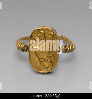 Egypte antique. Ring représentant Isis et Horus. 305 av. J.-C.-B. 30. L'Égypte. D'un côté l'or de cette bague porte le titre d'un prêtre d'Thoeris nommé Horemakhbit. L'autre côté, montre Isis portant son grand-duc coiffe et assis sur un trône d'Horus en soins infirmiers, entourée de fleurs qui représentent les marais de papyrus dans lequel elle à l'abri de son fils. Le nom signifie "Horemakhbit Horus dans le marais" ; donc l'image d'Isis et Horus est un jeu de mots visuel du nom du prêtre. Banque D'Images