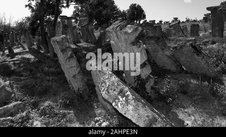 Rajacke pivnice, la Serbie, le 10 septembre 2012. Un vieux cimetière du village situé sur une colline au-dessus du village de Rajac. Il y a des vieilles pierres tombales dans le CEM Banque D'Images