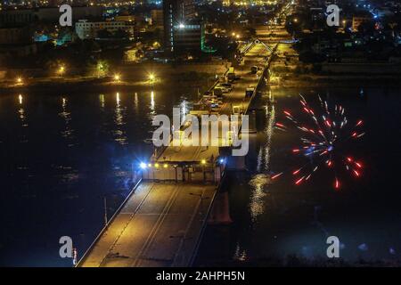 Bagdad, Iraq. 31 Dec, 2019. Rafale d'artifice au-dessus du pont Al-Jumhuriya près de la place Tahrir, où les gens se sont réunis pour célébrer le jour de l'an 2020. Ameer Al Mohmmedaw : Crédit/dpa/Alamy Live News Banque D'Images