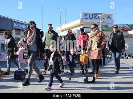 (191231) -- Sibenik (Croatie), le 31 décembre 2019 (Xinhua) -- les gens faites glisser metal choses à faire du bruit pendant les célébrations du Nouvel An à Primosten, Croatie, le 31 décembre 2019. C'est une coutume traditionnelle de dire adieu à l'année dernière. (Dusko Jaramaz/Pixsell via Xinhua) Banque D'Images