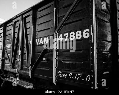 Paysage en noir et blanc, fruits de fer Van 47886, Didcot Railway Centre, Oxfordshire, England, UK, FR. Banque D'Images