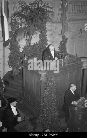 William Lyon Mackenzie King, premier ministre du Canada, dans l'Hôtel de Ville d'Amsterdam. Discours à l'auditorium Date 19 novembre 1947 Lieu Amsterdam, Noord-Holland Banque D'Images