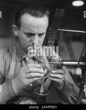 Glasfabriek Leerdam crystal fait un service potable pour le mariage de la princesse Elizabeth et le lieutenant Philip Mountbatten, qui sera offert par le gouvernement néerlandais comme cadeau de mariage. Le 18 novembre, 1947 Date Lieu Leerdam Banque D'Images