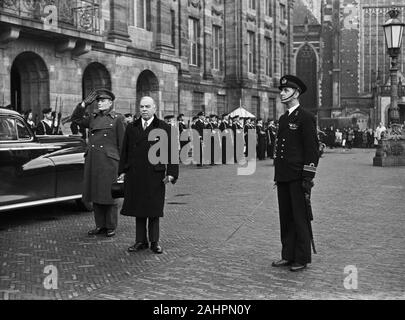 Mackenzie King à Amsterdam jouant l'hymne national Date 15 novembre 1947 Lieu Amsterdam, Noord-Holland Banque D'Images