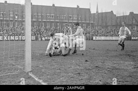 Volewijckers contre Veendam, Frans De Munck (couché) s'empare du ballon devant Hek à droite et Uittenbos Nienhuis (Le Bugue) Date Février 29, 1964 Location Groningen, Veendam Banque D'Images