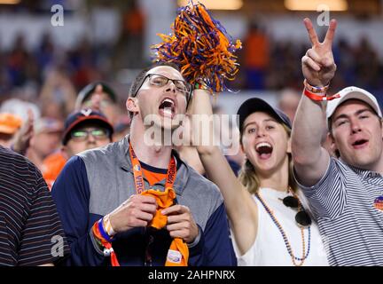 Miami Gardens, Florida, USA. Dec 30, 2019. Virginia Cavaliers fans bravo pour l'équipe au cours de la capitale une Orange Bowl - NCAA Football Match contre les Gators de la Floride au Hard Rock Stadium de Miami Gardens, en Floride. Floride Virginie défait 36-28. Mario Houben/CSM/Alamy Live News Banque D'Images