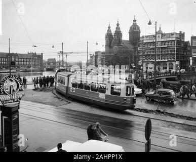 Les Trams sur nouvelle boucle à la gare centrale le long de l'église Sint Nicolaas Date 22 octobre 1963 Banque D'Images