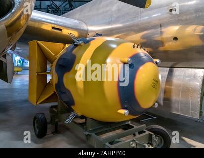 Une zone démilitarisée MKIII après-guerre bombe peint pour ressembler à la bombe atomique Fat Man qui a été larguée sur Nagasaki PENDANT LA DEUXIÈME GUERRE MONDIALE, National Museum of the United States Air Force, Dayton, Ohio, USA. La bombe se trouve en face du Boeing B-29 Superfortress qui a diminué. Banque D'Images