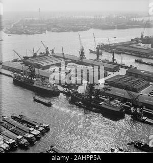 Le port de Rotterdam Date 22 avril 1964 Lieu Rotterdam, Hollande-du-Sud Banque D'Images