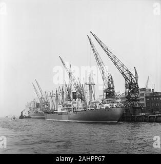 Le port de Rotterdam Date 22 avril 1964 Lieu Rotterdam, Hollande-du-Sud Banque D'Images