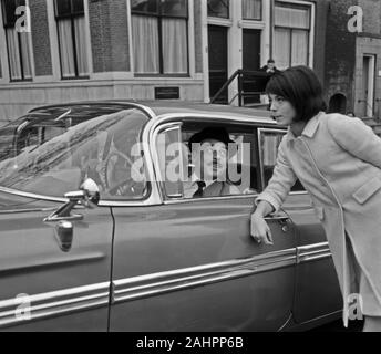 Films pour le film 'Le collier de diamants'. Scène entre les deux personnages principaux Jan Teulings et Nicole Karin Date 10 avril 1963 Lieu Amsterdam, Noord-Holland Banque D'Images