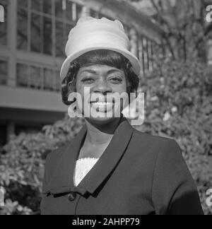 Les chanteurs de jazz en American-Belgian Kijk de Rijk Show, Donna Higtower après la conférence de presse (responsable) Date 10 avril 1964 Banque D'Images