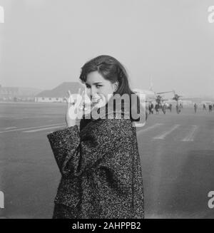 Haarlem singer Shirly Zwerus pour effectuer à Munich pour la télévision, départ à Schiphol Date 20 janvier 1964 Lieu Noord-Holland, Schiphol Banque D'Images