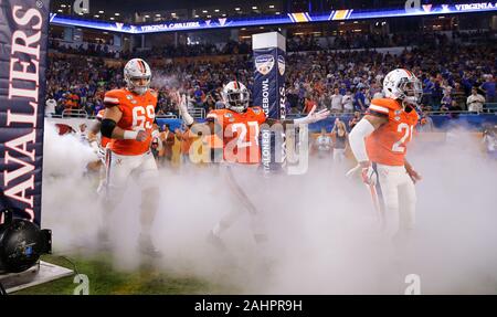 Miami Gardens, Florida, USA. Dec 30, 2019. La Virginia Cavaliers de l'équipe de football de pénétrer sur le terrain pour le Capital One Bowl Orange - NCAA Football Match contre les Gators de la Floride au Hard Rock Stadium de Miami Gardens, en Floride. Floride Virginie défait 36-28. Mario Houben/CSM/Alamy Live News Banque D'Images