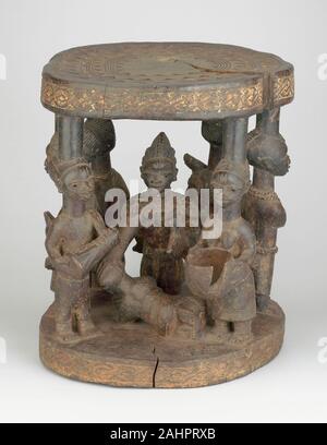 Le Yoruba. Autel tabouret. Entre 1850 et 1900. Le Nigeria. Une sculpture en bois et pigments pour la tour-de-force, cette selle a été faite pour un autel dédié à la divinité en sango. En son centre est un prêtre Sango-identifiable par son personnel et deux lames cape couverte de cauris-et une femme qui allongé devant lui dans un souhait officiel. Déménagement dans le sens horaire, ils sont encerclés par un homme jouant un tambour ; deux femmes dévoués, dont un est maintenant un poulet pour le sacrifice ; une carabine-toting à la tête d'un soldat captif lié ; et une femme tenant un grand bol offre. Le motif du soldat et captive, qui apparaît également sur l'annonce Banque D'Images