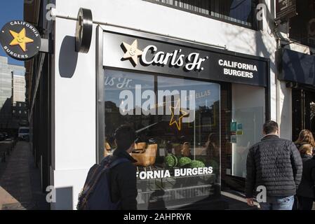 L'Espagne. 28 Dec, 2019. Chaîne de restaurants fast food américain Carl's Jr vu à Madrid, Espagne. Budrul Chukrut Crédit : SOPA/Images/ZUMA/Alamy Fil Live News Banque D'Images