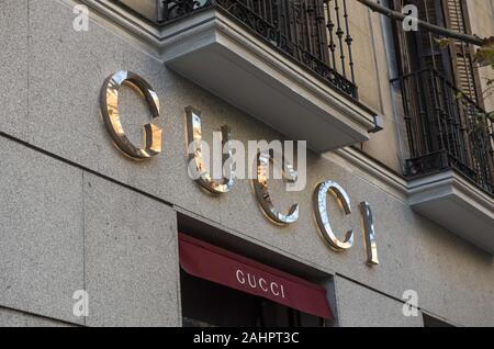 L'Espagne. Dec 30, 2019. La mode de luxe italienne Gucci La marque et logo store vu en Espagne. Budrul Chukrut Crédit : SOPA/Images/ZUMA/Alamy Fil Live News Banque D'Images